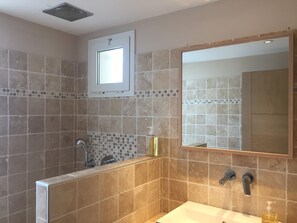 Doccia, asciugacapelli, asciugamani, sapone