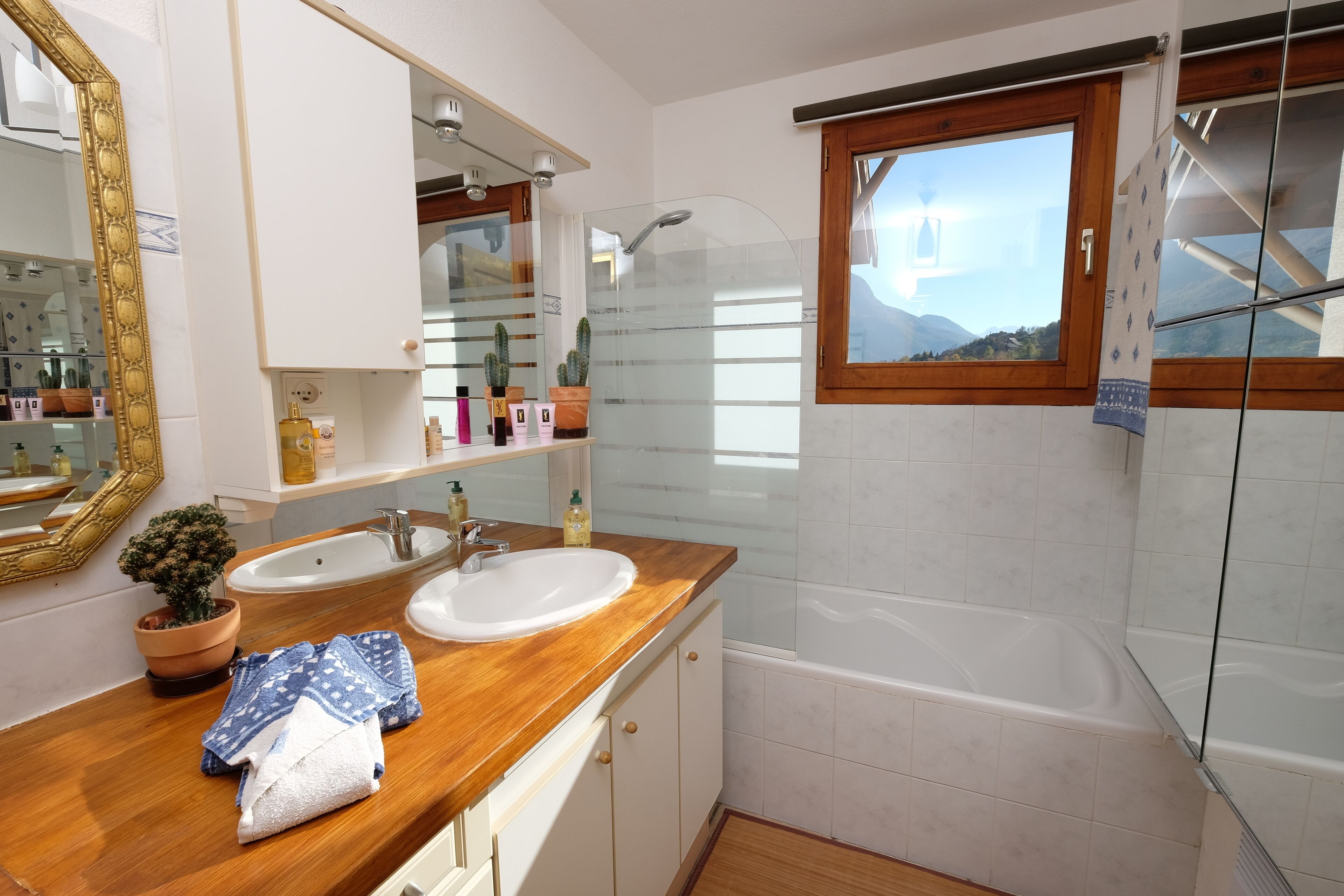 Een douche, een haardroger, handdoeken, zeep
