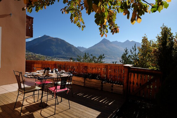 Outdoor dining - CHALET 4 * SOUTH TRIPLEX SOFT CHIMNEY BALCONIES GARDEN VIEW GREENHOUSE CHE CALM (Briançon)