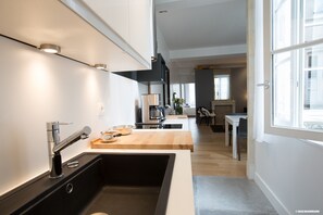 Réfrigérateur, micro-ondes, four, plaque de cuisson
