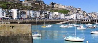 Apartment facing the sea, old fisherman's house, sleeps 6 Granville. 