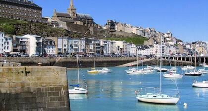 Apartment facing the sea, old fisherman's house, sleeps 6 Granville.