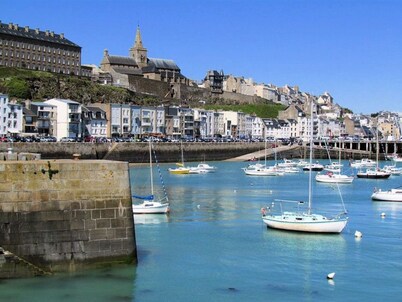 Apartment facing the sea, old fisherman's house, sleeps 6 Granville. 