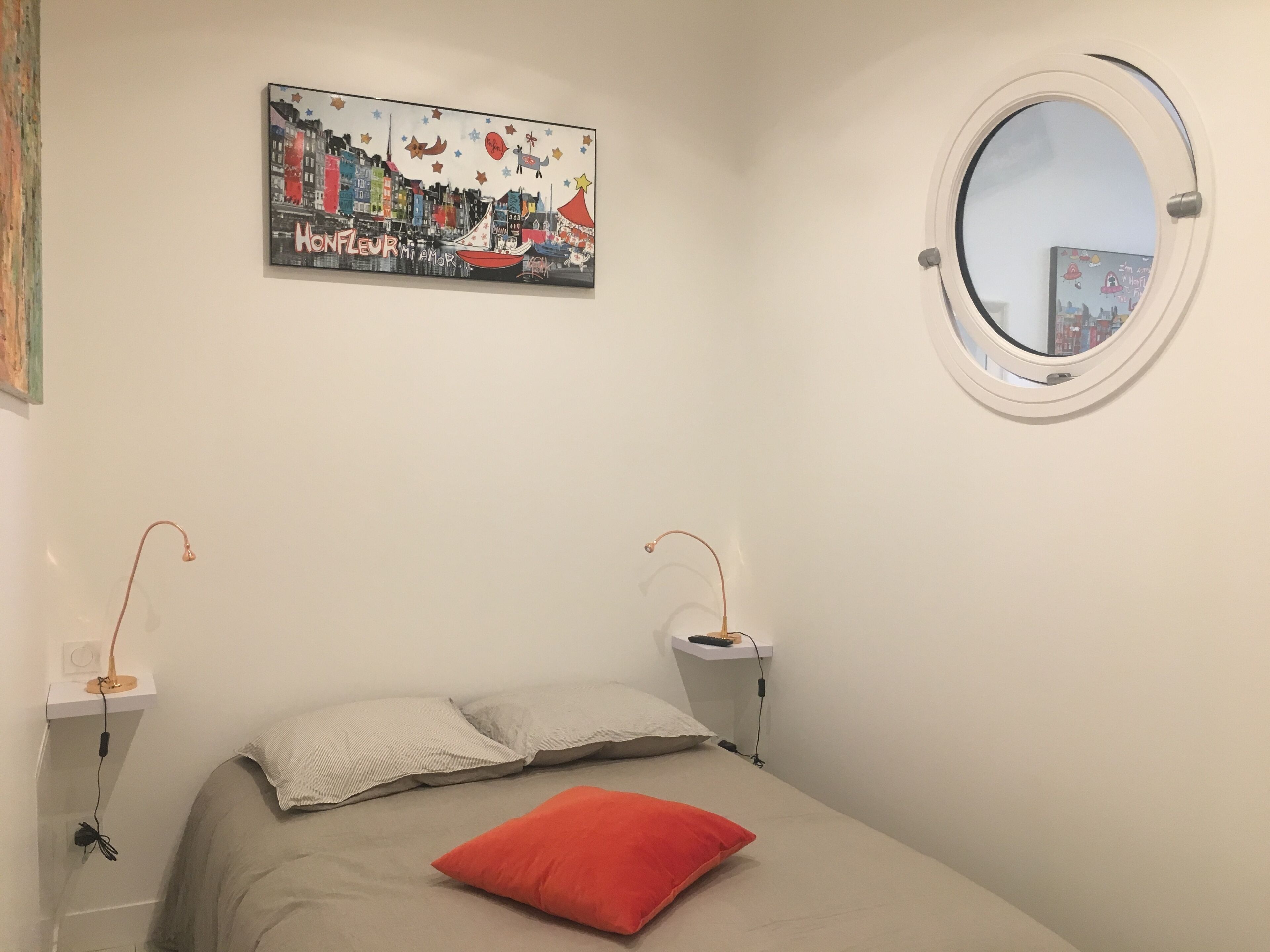 2 habitaciones, tabla de planchar con plancha y cuna de viaje 