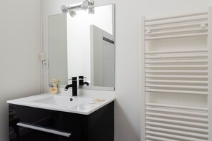 Bathtub, hair dryer, towels, toilet paper - Le Doris, 60m2 /3 persons, WIFI (Honfleur)