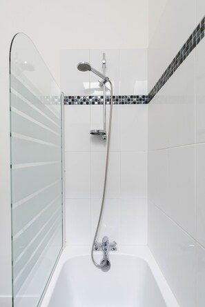 Baignoire, sèche-cheveux, serviettes fournies, papier toilette