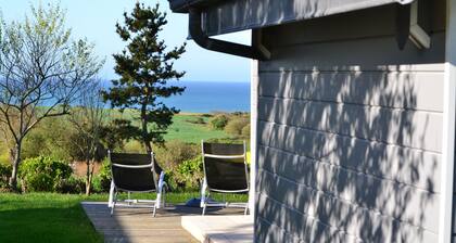 Chalet surplombant la Baie d'Audierne avec jardin trÚs arboré,
