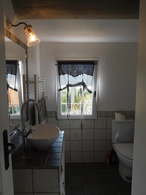 Dusche, Haartrockner, Handtücher, Toilettenpapier