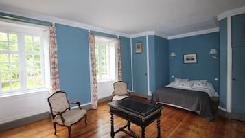 7 bedrooms, iron/ironing board, WiFi, bed sheets