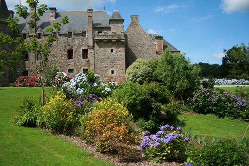 Get together with family and friends, up to 15 people, on the pink granite coast