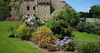 Pour réunir famille et amis, jusqu'à 15 pers sur la cÎte de granit rose, tennis