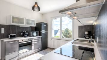 Een koelkast, een microgolfoven, een oven, een kookplaat