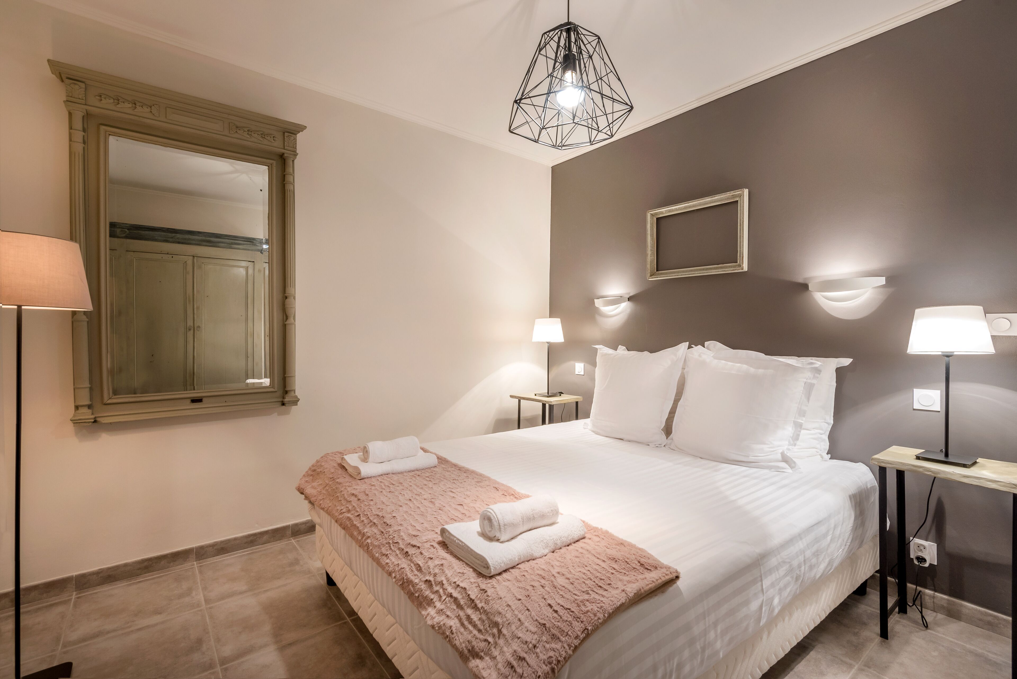 4 chambres, fer et planche à repasser, Wi-Fi, draps fournis