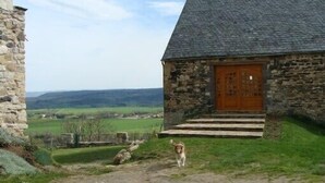 A stone building with a wooden door and steps leading up to it. - Old farmhouse tastefully renovated, very good comfort, (Ardes)