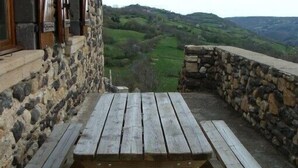 A wooden table on a stone balcony overlooking a valley. - Old farmhouse tastefully renovated, very good comfort, (Ardes)