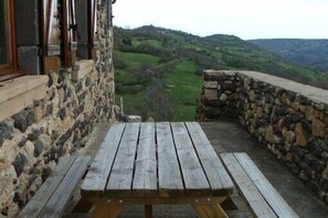 Outdoor dining - Old farmhouse tastefully renovated, very good comfort, (Ardes)