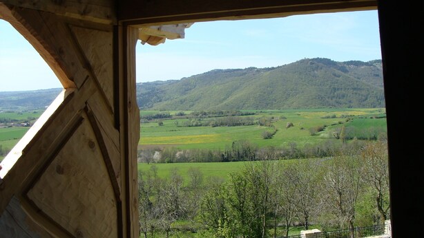 A view from inside a building with a wooden structure, overlooking a green valley and hills. - Old farmhouse tastefully renovated, very good comfort, (Ardes)