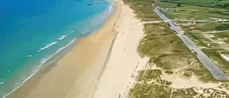 Vlak bij het strand, ligstoelen aan het strand