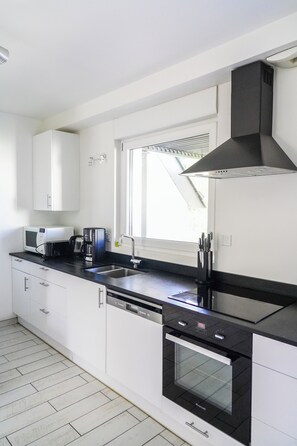 Frigorifero, microonde, forno, piano cottura