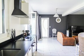 Kjøleskap, mikrobølgeovn, ovn og kokeplater