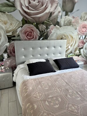 5 chambres, coffres-forts dans les chambres, bureau