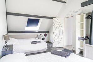 5 chambres, coffres-forts dans les chambres, bureau