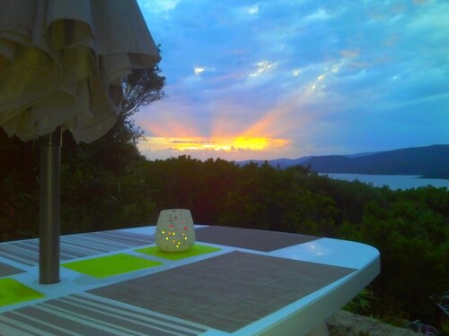 Espace,soleil et liberté : 4 terrasses , jardin privatif  sur 24 hectares privés