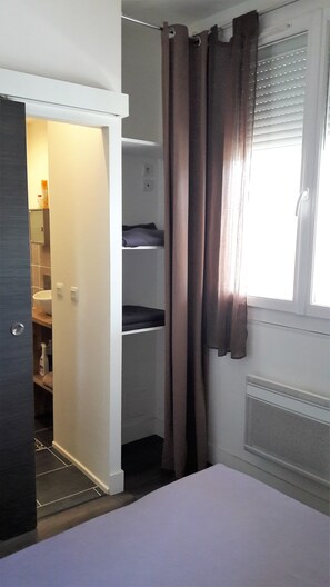 Iron/ironing board, free WiFi, bed sheets - T2 ground floor,  air conditioning placed in February 2023:)free public car park (Perpignan)