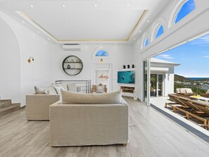 Smart TV - Villa Topaze - An Astonishing view on Orient Bay (St martin)
