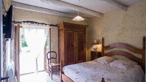 3 chambres, fer et planche à repasser, literie fournie