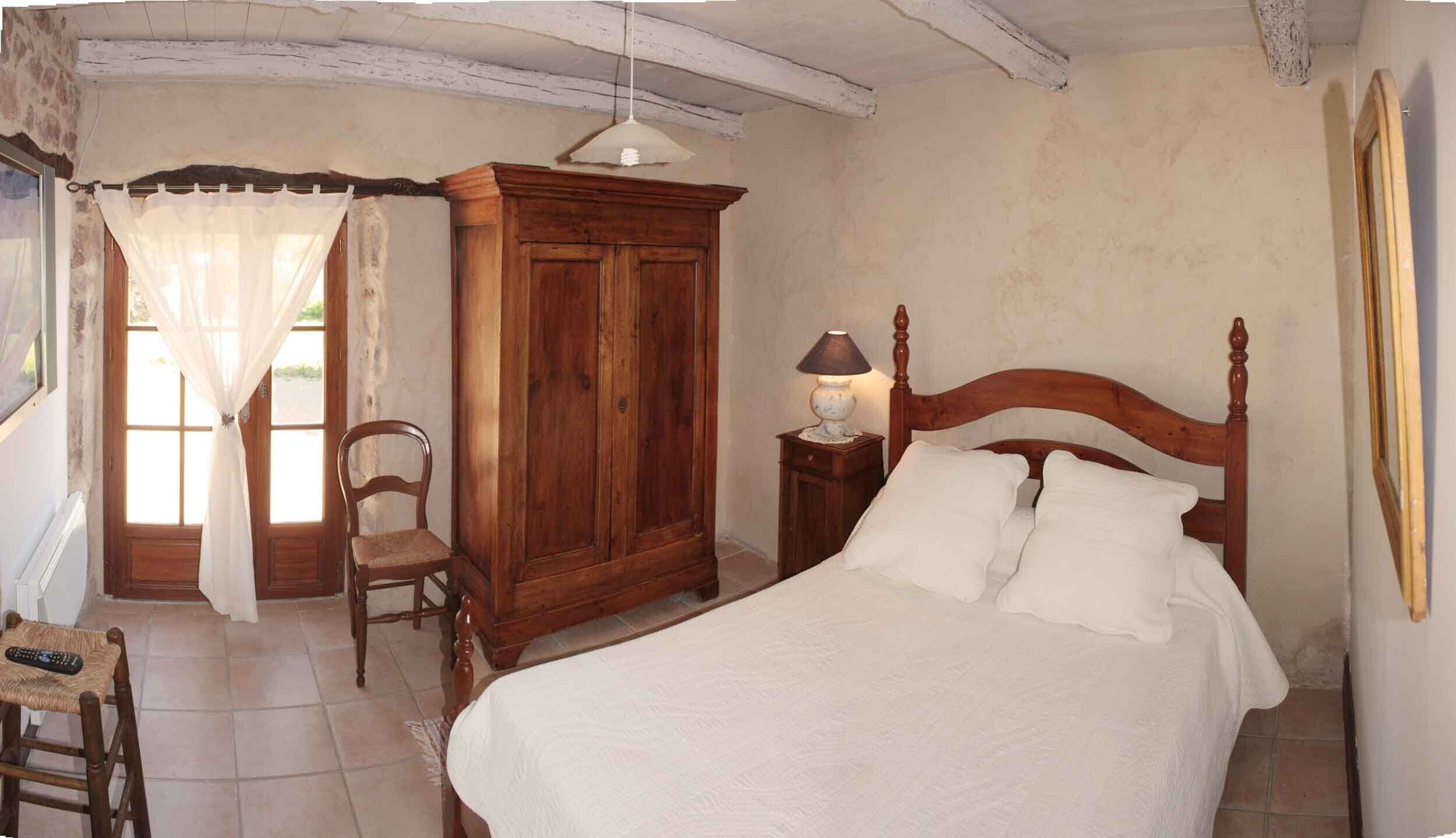 3 bedrooms, iron/ironing board, bed sheets, wheelchair access