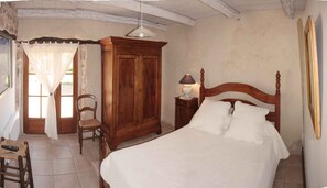 3 habitaciones, tabla de planchar con plancha y ropa de cama 