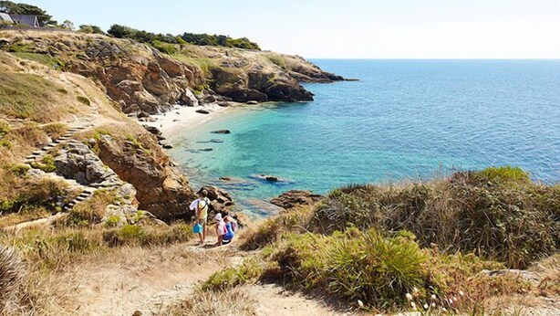 A coastal path with rocky terrain and a clear view of the sea. - Country house heated pool 15 minutes from the Gulf of Morbihan (Sulniac)