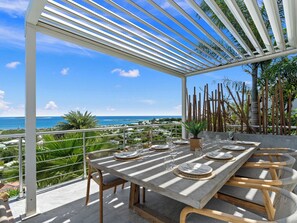 Outdoor dining - Villa Turquoze, an astonishing view on Orient Baie (Saint Martin)