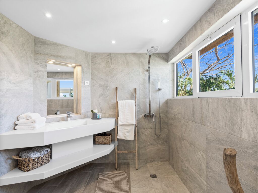 Combined shower/tub, hair dryer, towels