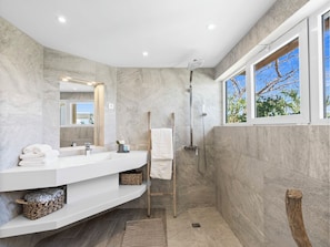 Combined shower/bathtub, hair dryer, towels