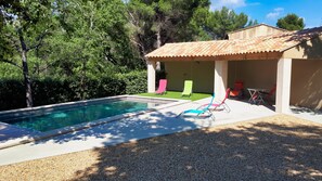 Een buitenzwembad, een verwarmd zwembad