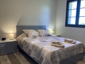 4 slaapkamers, een strijkplank/strijkijzer, reisbedje, gratis wifi