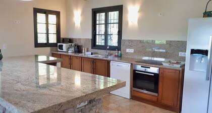 Villa nueva y moderna con piscina privada en las alturas de Falcon