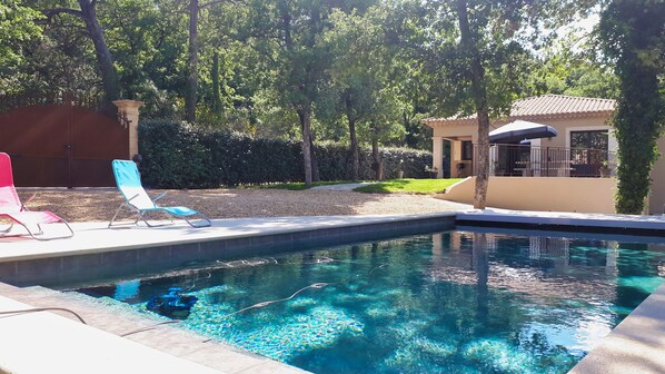 Een buitenzwembad, een verwarmd zwembad