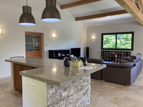 Villa récente avec piscine privée et chauffée sur les hauteurs de Faucon