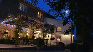 Exterior - Luxurious charming house. Securing and warming pool. 10 rooms 9 bathrooms (Saint-Jean-De-Minervois)