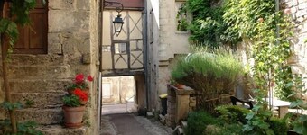 フラヴィニー・シュル・オズランの中心部にある魅力的な中世の家