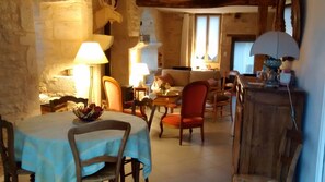 Télévision, livres, médiathèque, chaîne hi-fi