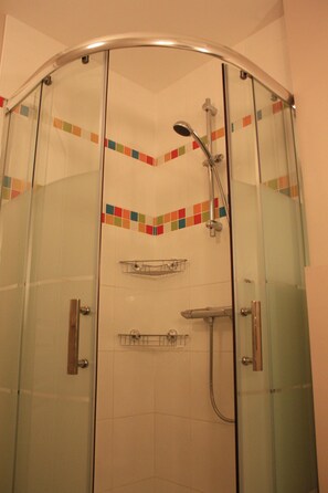 Een douche, een haardroger, zeep, toiletpapier