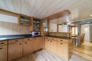 Fridge, microwave, oven, stovetop - GITE DU REMPART - 68230 TURCKHEIM (ALSACE - HAUT-RHIN) (Turckheim)