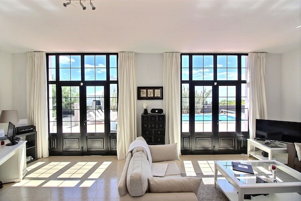 Smart TV, fireplace, books, stereo - Luxury villa with private heated pool, WIFI, views of the sea and volcanoes (TIAS)