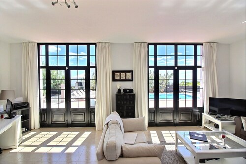 Luxury villa with private heated pool, WIFI, views of the sea and volcanoes