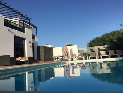 Luxury villa with private heated pool, WIFI, views of the sea and volcanoes