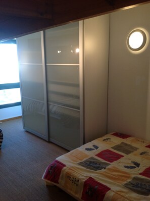 2 chambres, fer et planche à repasser, Wi-Fi gratuit, draps fournis